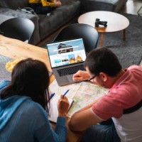 heterosexuelle seramen wollen einen urlaub zusammen mit laptop - travel stock-fotos und bilder