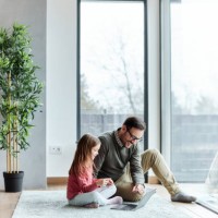 heureux père célibataire et sa fille utilisant un ordinateur à la maison. - home decoration photos et images de collection