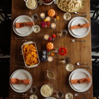 high angle view of thanksgiving dinner table - home decoration stockfoto's en -beelden