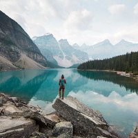 hiking around moraine lake. - travel stock-fotos und bilder
