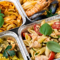 сhinese takeaway food, italian food delivery. different aluminium lunch box with dumplings, noodles with chicken, rice with chicken, pasta with salmon, falafel - junk food stock pictures, royalty-free photos & images