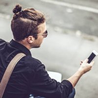 hipster dans la ville - hairstyle photos et images de collection