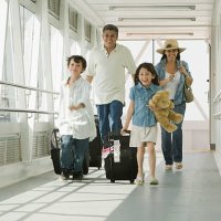 hispanic family walking through airport - travel stockfoto's en -beelden