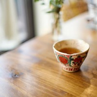 hojicha tea on a table at a vegan café. - home decoration stock pictures, royalty-free photos & images
