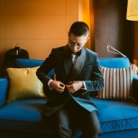 hombre asiático poniéndose esmoquin para eventos - fashion fotografías e imágenes de stock