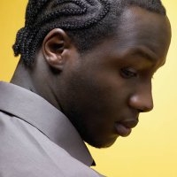 hombre con cornrow estilo - hairstyle fotografías e imágenes de stock