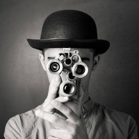hombre joven en old fashioned estilo antiguo de filmación a través de la cámara - fashion fotografías e imágenes de stock