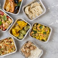 home and office food delivery. aluminum containers with pasta, noodles, dumplings, rice, chicken - junk food stock pictures, royalty-free photos & images