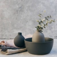 home decor - neutral coloured vases and dish-ware and linen napkin in nordic style against grey wall. - home decoration stockfoto's en -beelden