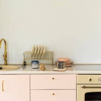 home kitchen. sink, stove, work surface, hob, oven, plate drying rack - home decoration stock pictures, royalty-free photos & images
