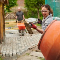 homeowner couple landscaping the garden - home decoration stockfoto's en -beelden