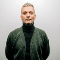 homme aîné utilisant l’habillement chaud - fashion photos et images de collection