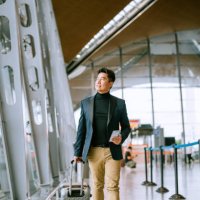 homme d’affaires marchant dans le passage de l’aéroport - travel photos et images de collection