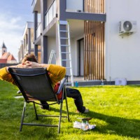 homme fatigué se reposant sur une chaise longue dans la cour tout en coloriant l’appartement - garden decoration photos et images de collection