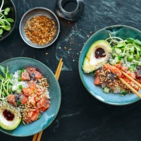 homme mangeant poke bols avec sauce ponzu - food photos et images de collection