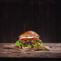 hot chili burger - junk food stockfoto's en -beelden