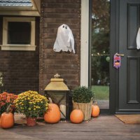 house decorated for halloween - garden decoration stock pictures, royalty-free photos & images