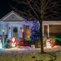 house facade christmas decoration - garden decoration stock pictures, royalty-free photos & images