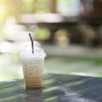 ice coffee with green background and bokeh - garden decoration photos et images de collection