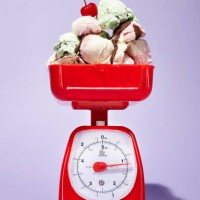 ice cream scale - junk food stockfoto's en -beelden