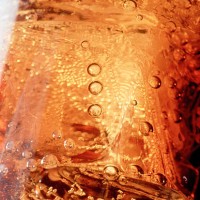 ice cubes in soda - junk food stock-fotos und bilder