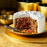 iced traditional fruit christmas cake - junk food stockfoto's en -beelden