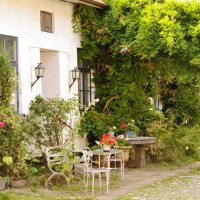 idylle à l'extérieur - garden decoration photos et images de collection