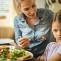 ik wil niet eten van cherry tomaat! - food stockfoto's en -beelden
