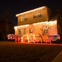 illuminated house during christmas at night - garden decoration stockfoto's en -beelden