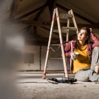 independent young woman renovating her new home, sittiing on floor with cup of coffee - home decoration fotografías e imágenes de stock