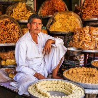 indian street vendor selling sweets near jaipur, india - food stockfoto's en -beelden