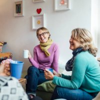 inhalen over een warme drank - coffee stockfoto's en -beelden