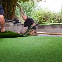 installation d’herbe fausse - garden decoration photos et images de collection