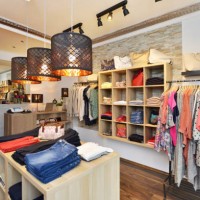 intérieur d’un magasin vendant des vêtements et des accessoires féminins - fashion photos et images de collection