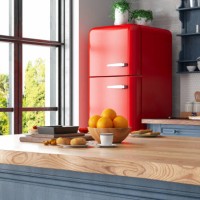 intérieur de cuisine rétro confortable avec un réfrigérateur rouge et un comptoir ktichen - food photos et images de collection