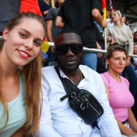 interracial paar bei footbal match machen selfie - concert stock-fotos und bilder