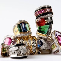 isolé photo d'empilés anneau vintage sur fond blanc - fashion photos et images de collection