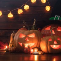 jack o’ lanterns on the old wooden background - home decoration stock pictures, royalty-free photos & images