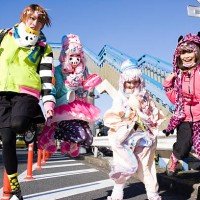 japanese teens jumping in harajuku, tokyo - fashion photos et images de collection