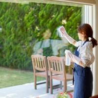 japanese woman cleaning the house - garden decoration photos et images de collection