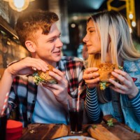 jeune couple ayant un repas - food photos et images de collection