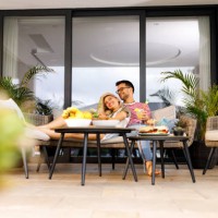 jeune couple heureux profitant ensemble sur un patio. - garden decoration photos et images de collection