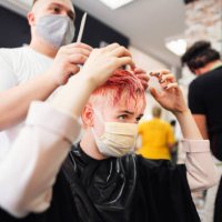 jeune femme caucasienne insatisfaite de sa nouvelle couleur de cheveux se disputant avec un coiffeur - hairstyle photos et images de collection