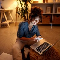 jeune femme d’affaires travaillant à domicile la nuit - home decoration photos et images de collection
