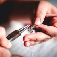 jeune femme fabriçant des bijoux - fashion photos et images de collection