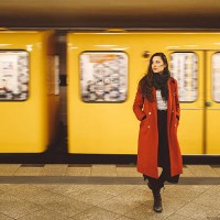 jeune femme à la station de métro de berlin - fashion photos et images de collection
