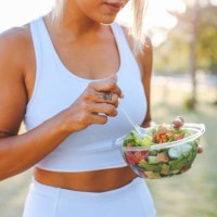 jeune femme mangeant une salade saine après l’entraînement. concept de remise en forme et de mode de vie sain. - food photos et images de collection