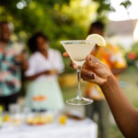jeune femme portant un toast avec son cocktail de margarita lors d’une garden-party - garden decoration photos et images de collection