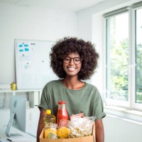 jeune femme tenant une boîte de dons - food photos et images de collection