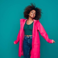 jeune femme utilisant le imperméable - fashion photos et images de collection